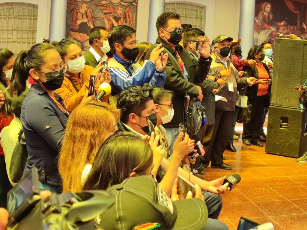 Periodistas cubriendo la conferencia de prensa